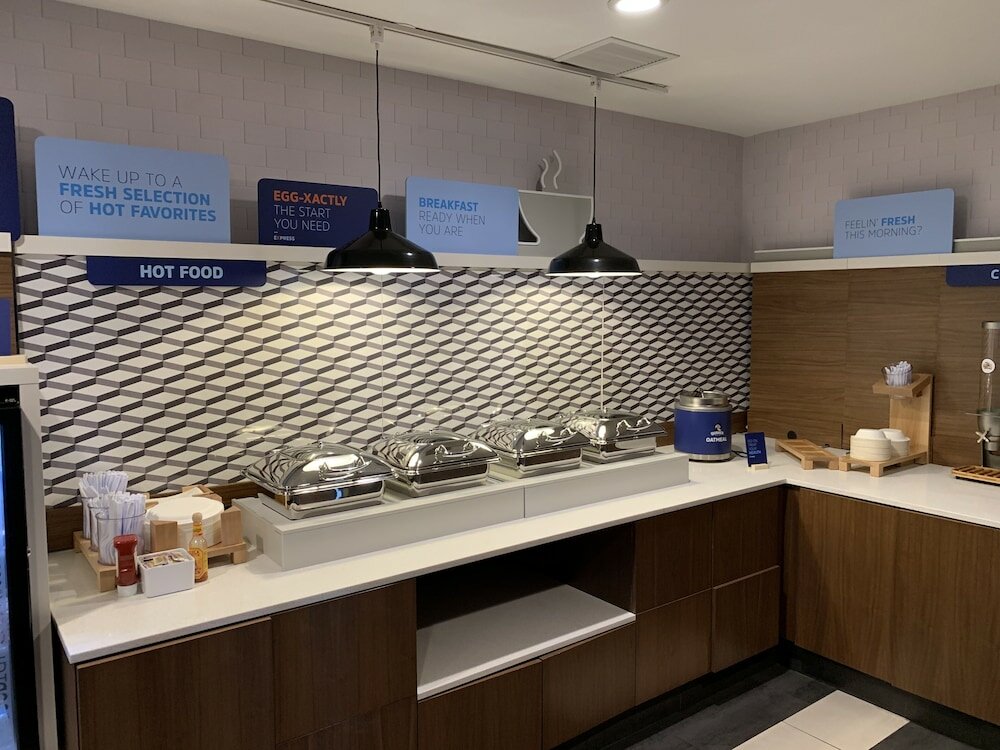 Фото Holiday Inn Express & Suites Oklahoma City Mid - Arpt Area, an Ihg Hotel