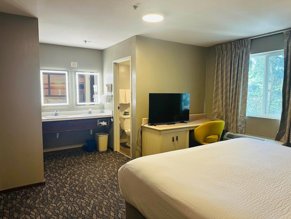 Фото Days Inn by Wyndham Seatac Airport
