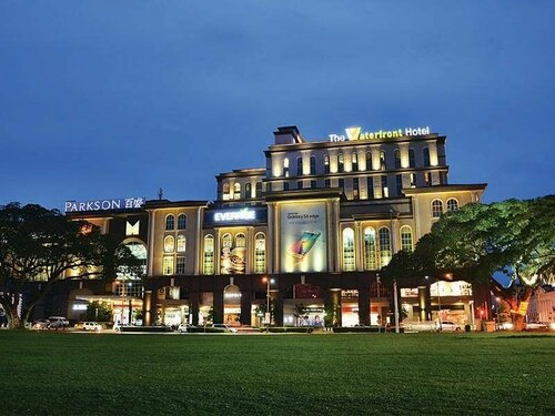 Гостиница The Waterfront Hotel в Кучинге