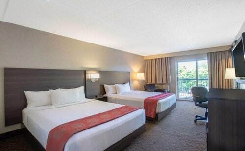 Гостиница Quality Inn & Conference Centre Kingston Central в Кингстоне
