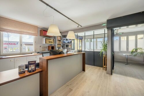 Гостиница Hotel Newport в Вильфранше-сюре-Соне