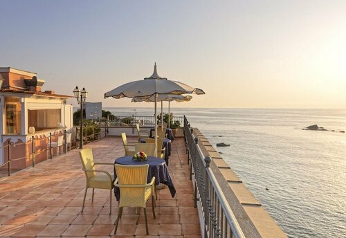 Гостиница Nettuno Hotel di Charme Ischia в Кампании