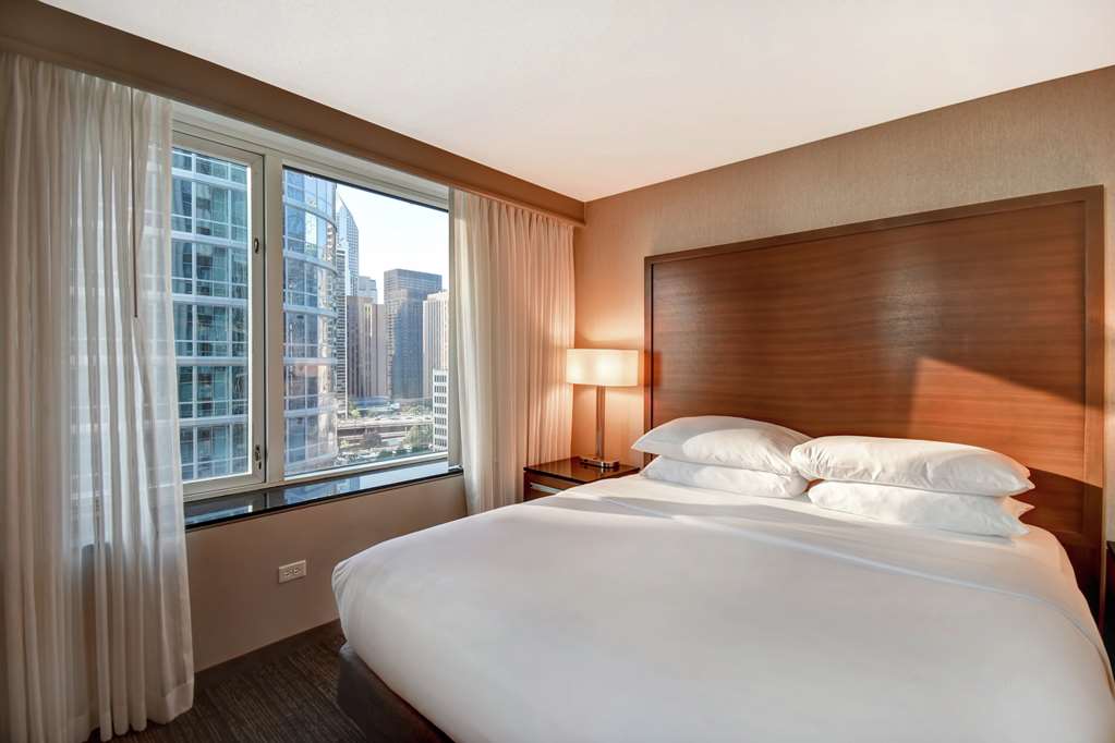 Фото Embassy Suites by Hilton Chicago Downtown Magnificent Mile