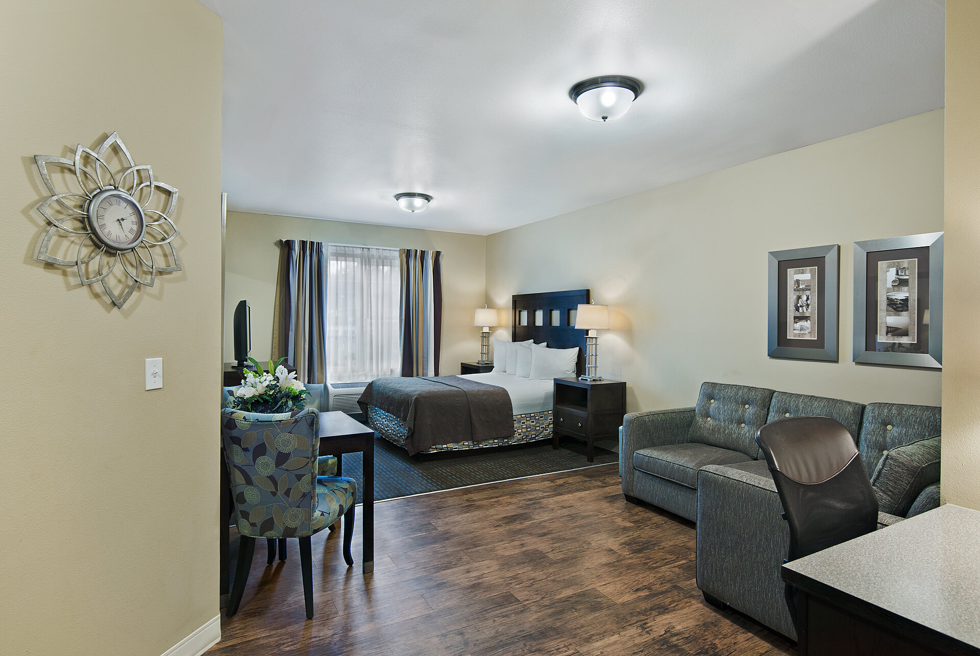 Фото Oxford Suites Silverdale