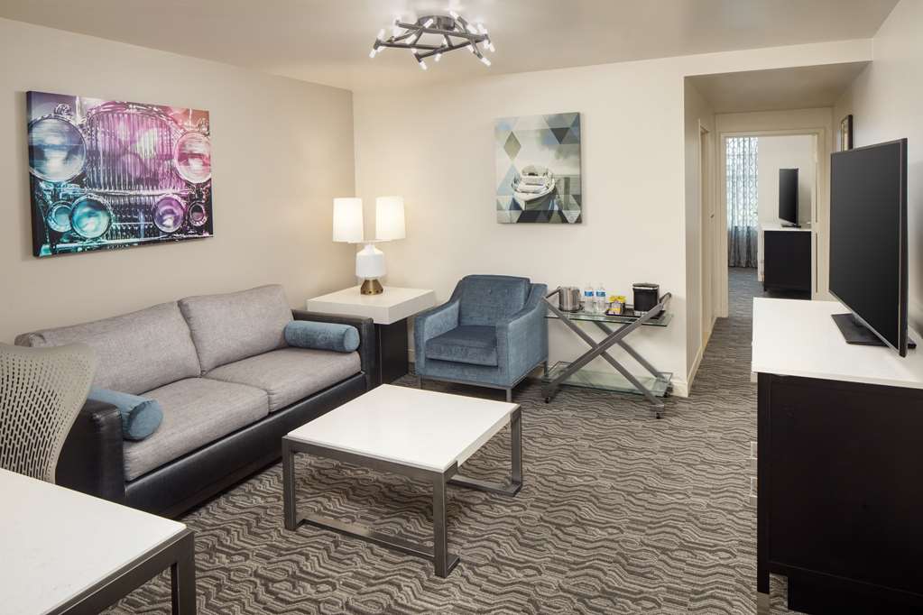 Фото Doubletree Suites by Hilton Detroit Downtown - Fort Shelby