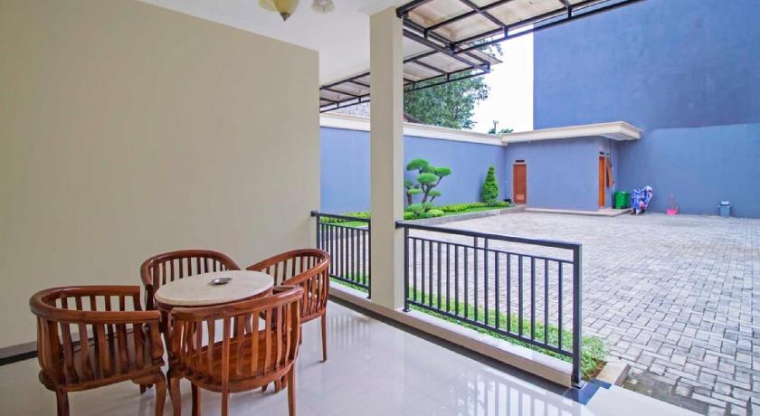 Фото RedDoorz near Mercu Buana University