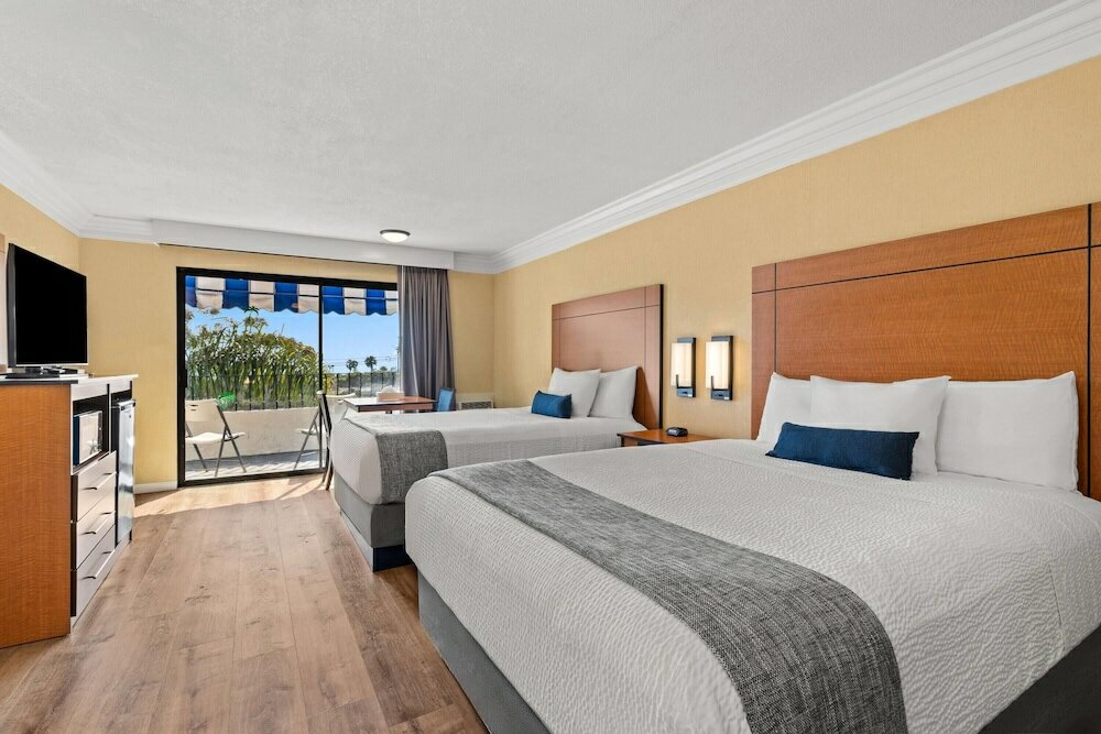 Фото Travelodge by Wyndham San Clemente Beach