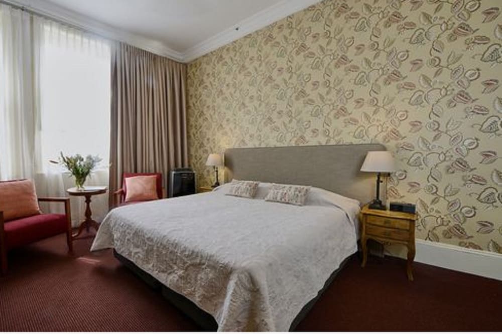 Фото The Russell Boutique Hotel