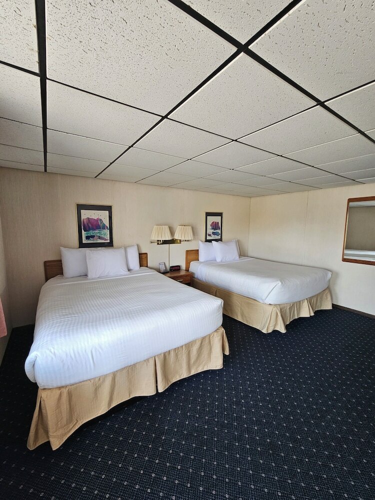 Фото Knights Inn Mackinaw City