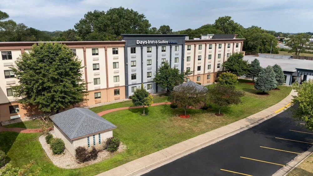 Фото Days Inn and Suites by Wyndham Hammond, In