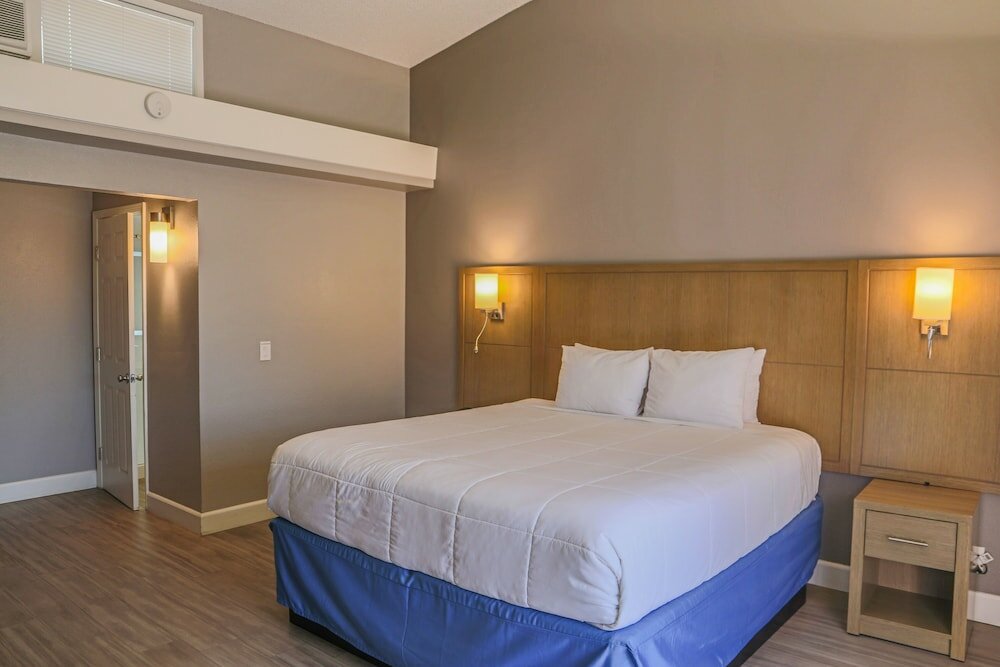 Фото Days Inn by Wyndham Redwood City