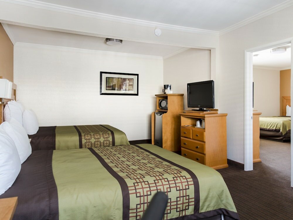 Фото Anaheim Islander Inn and Suites