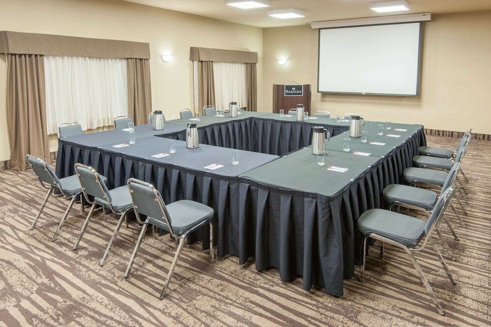 Фото Ramada by Wyndham Drumheller Hotel & Suites