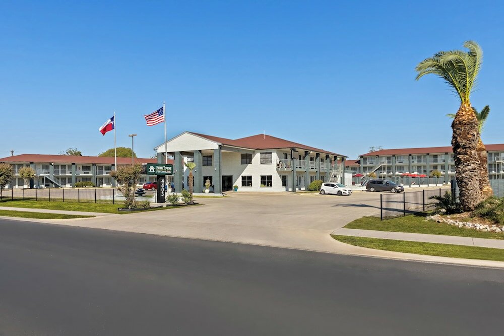 Фото HomeTowne Studios by Red Roof San Antonio E - Near At&t Center
