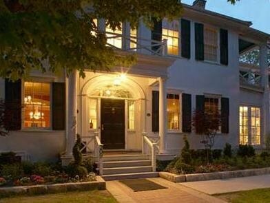 Внешний вид отеля The Charles Hotel в Ниагара-он-Лейке, фото 1