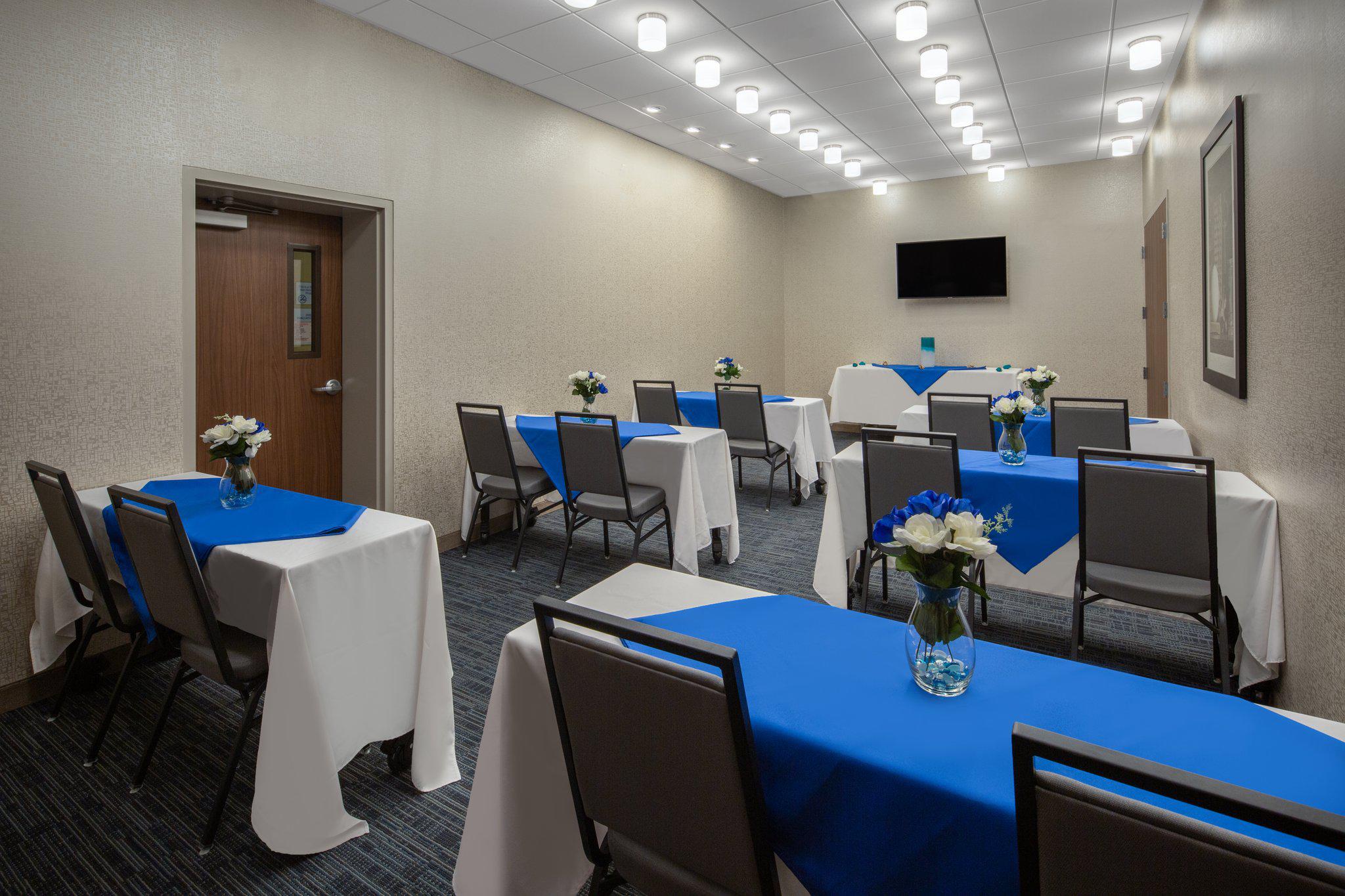 Фото Holiday Inn Express and Suites Chico