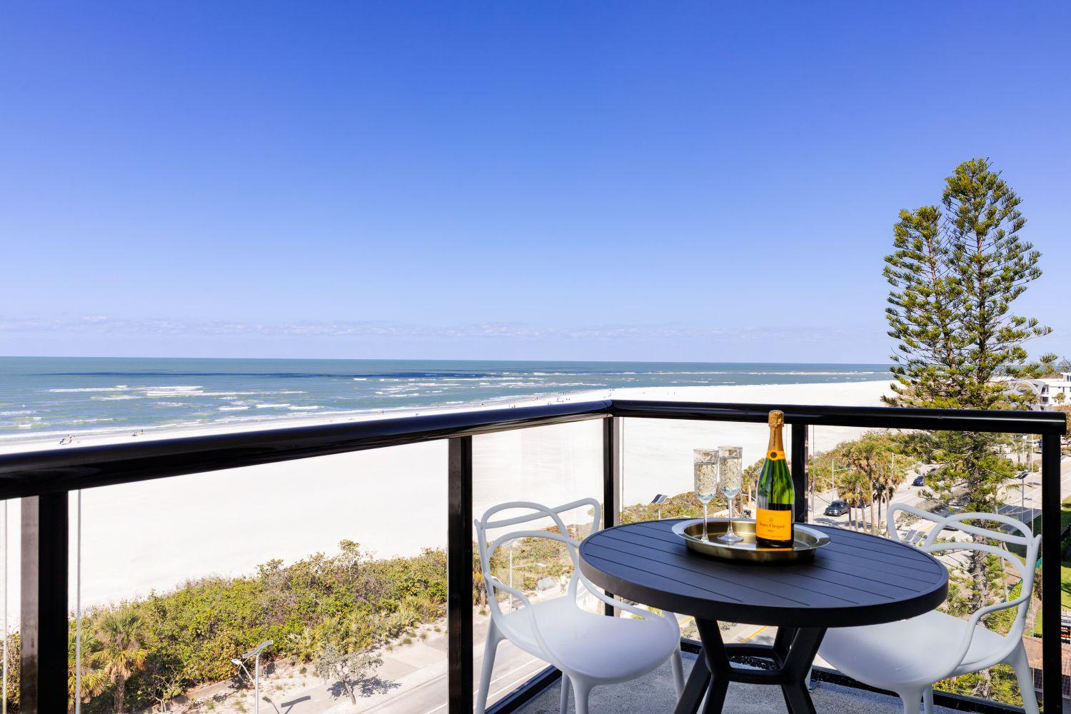 Фото Cirque St. Armands Beachside