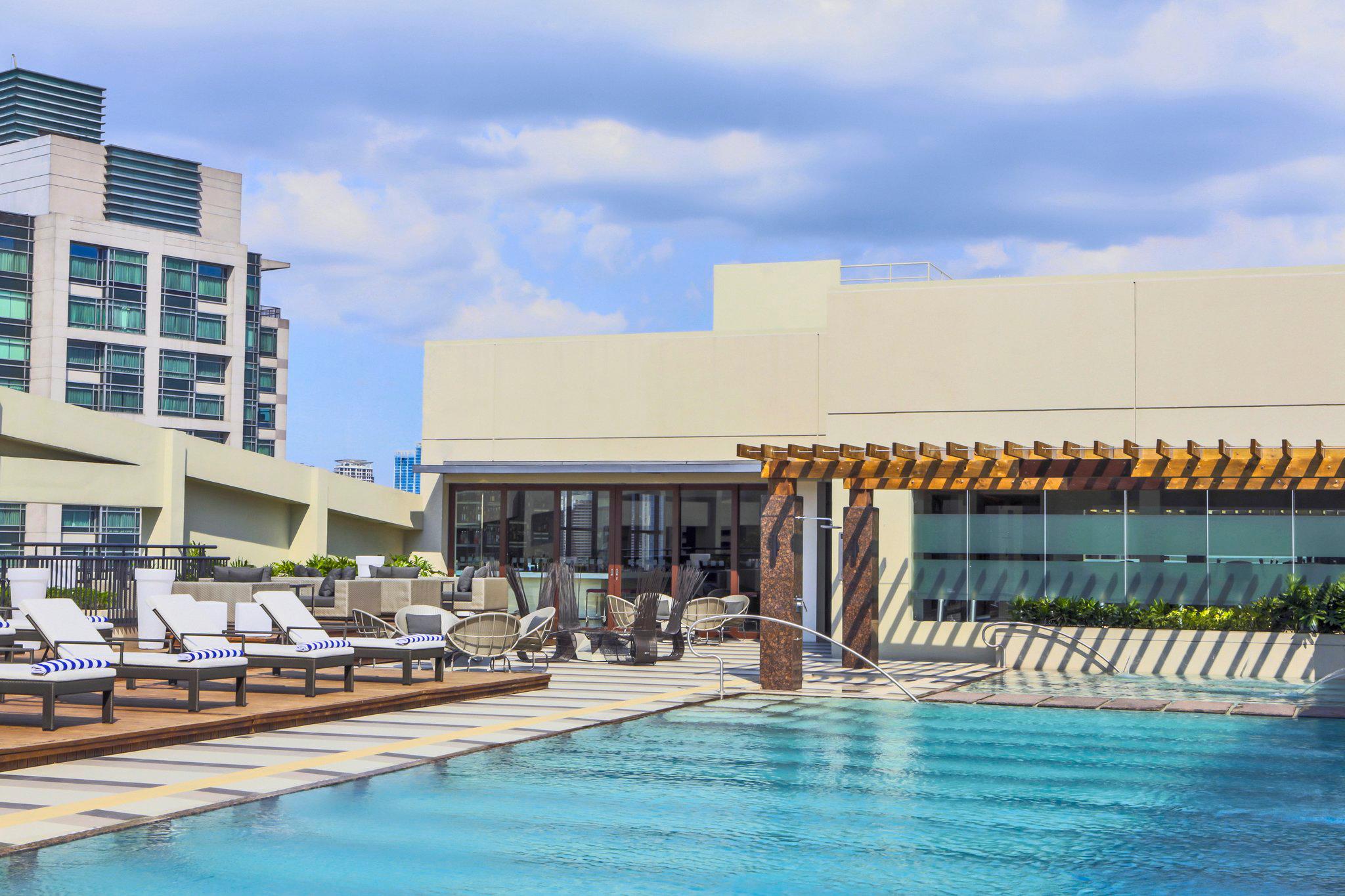 Фото Holiday Inn & Suites Makati, an Ihg Hotel
