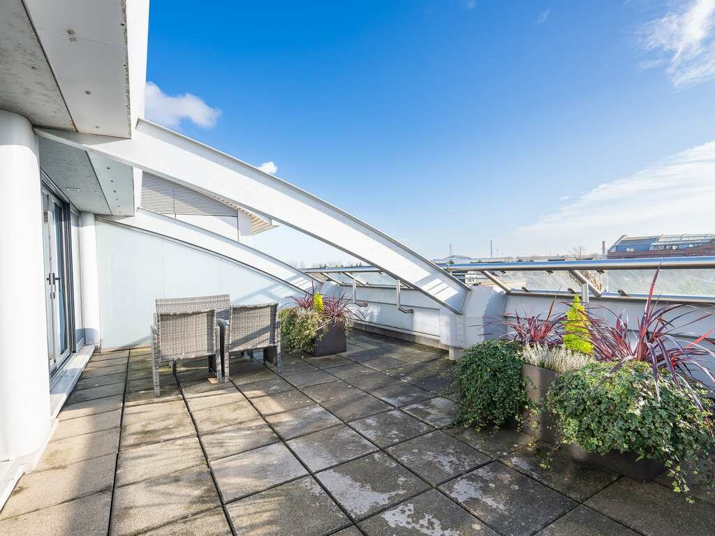 Фото Novotel Cardiff Centre