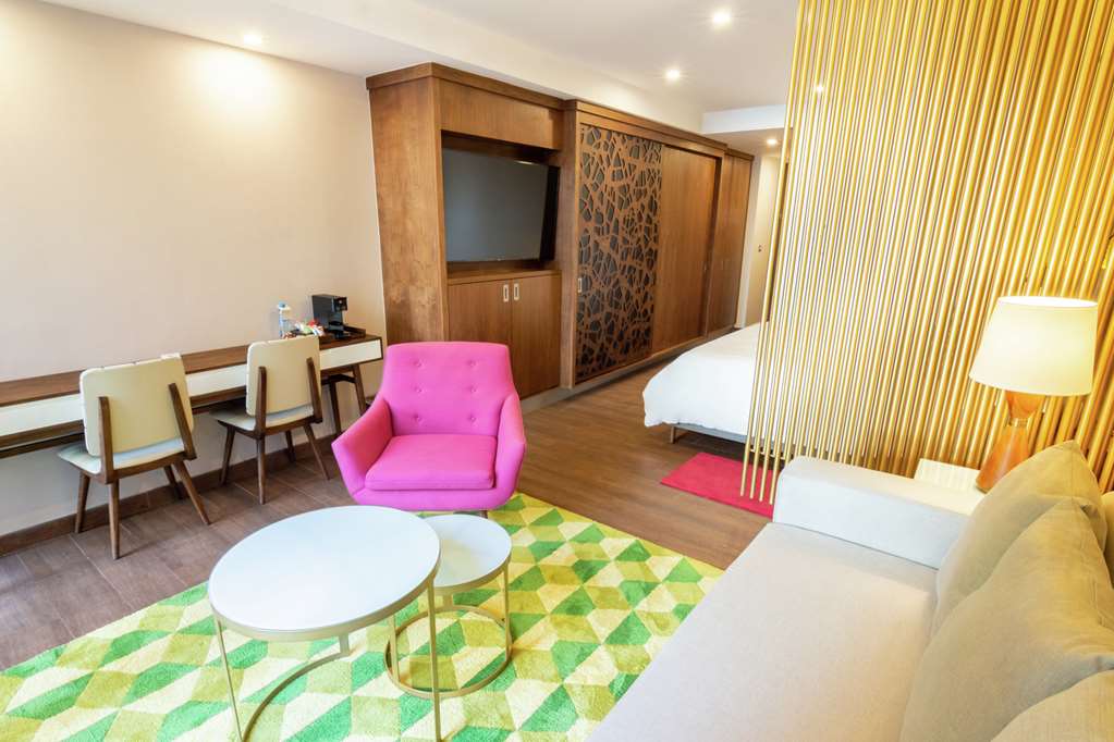 Фото Апартаменты The Fives Downtown Hotel & Residences, Curio Collection by Hilton