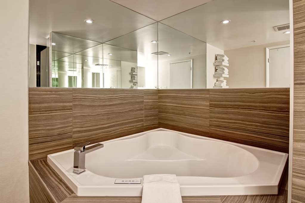 Фото Hampton Inn & Suites by Hilton Calgary Airport