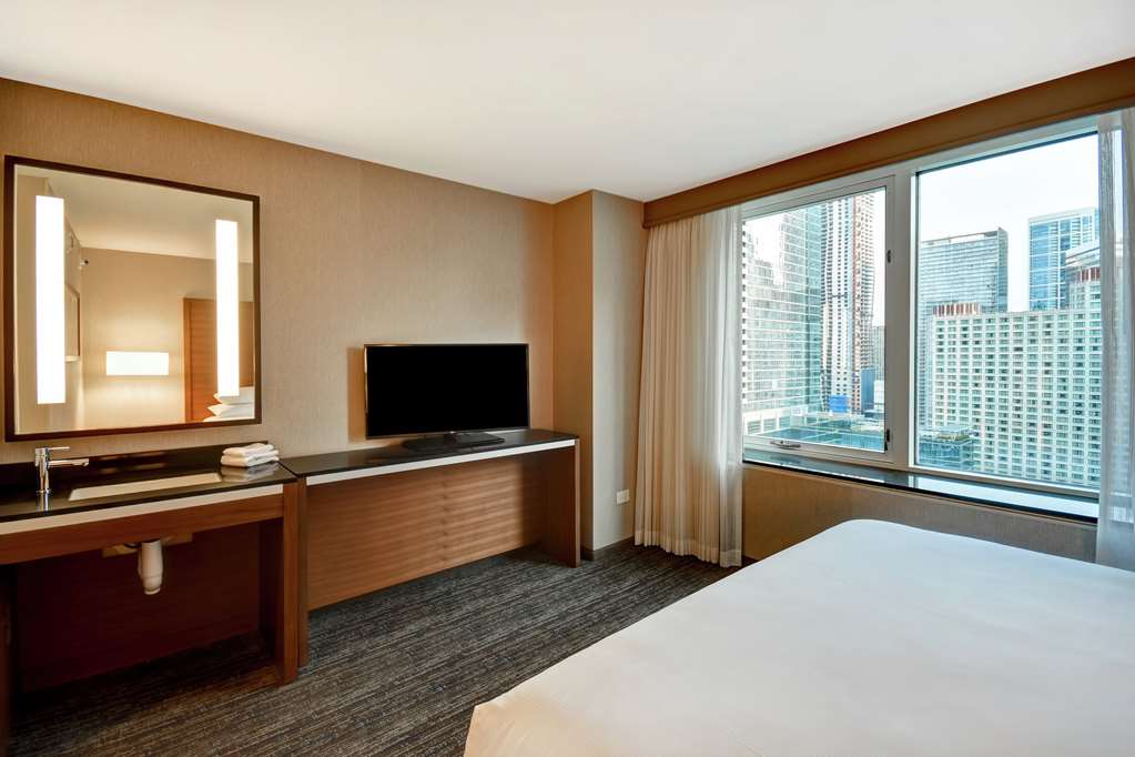 Фото Embassy Suites by Hilton Chicago Downtown Magnificent Mile