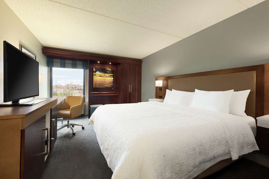 Фото Hampton Inn Appleton Fox River Mall Area