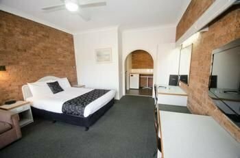 Гостиница Hamilton's Henry Parkes Motor Inn, Parkes в Парксе