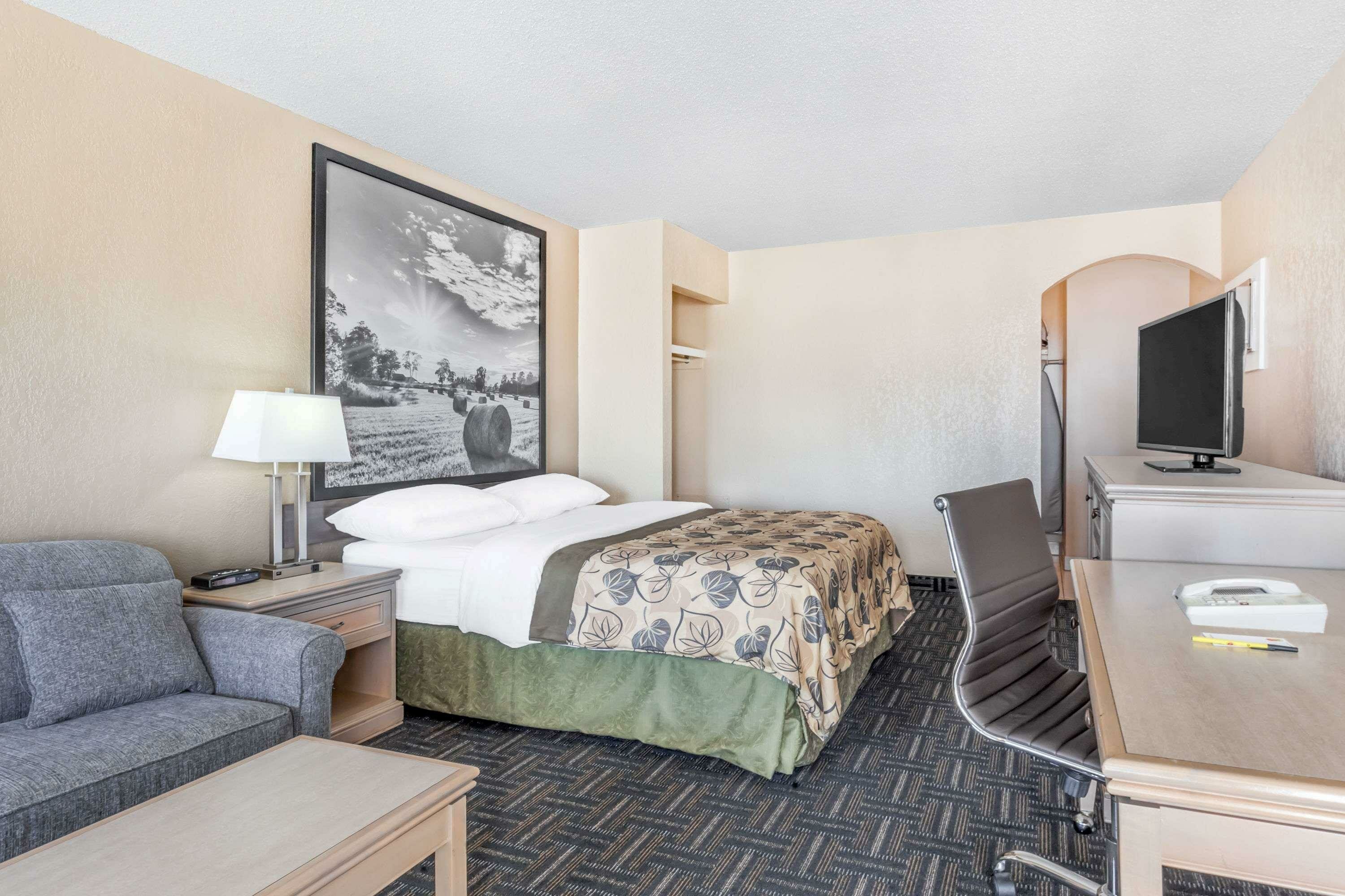 Фото Super 8 by Wyndham Stettler