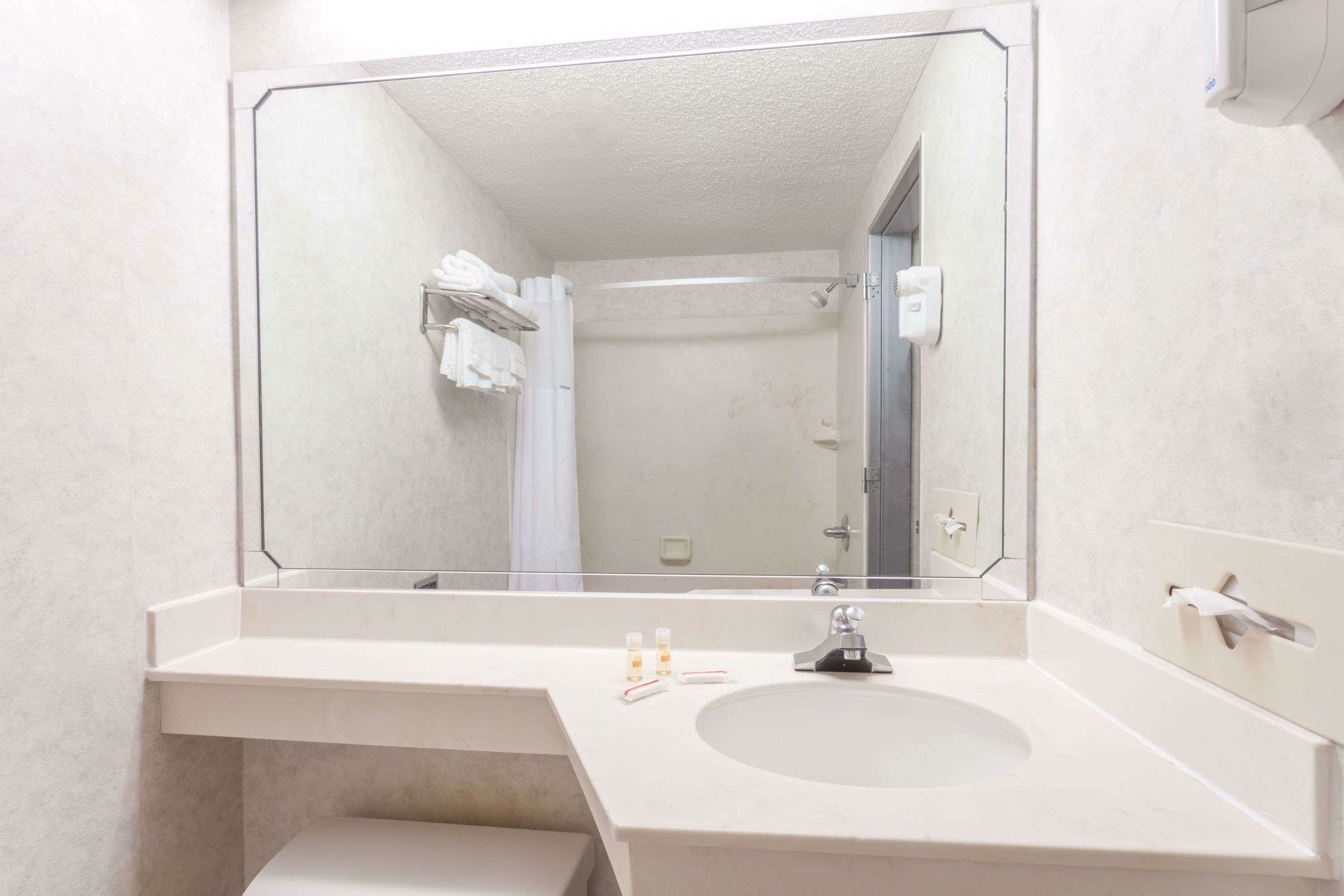 Фото Days Inn & Suites by Wyndham Lexington