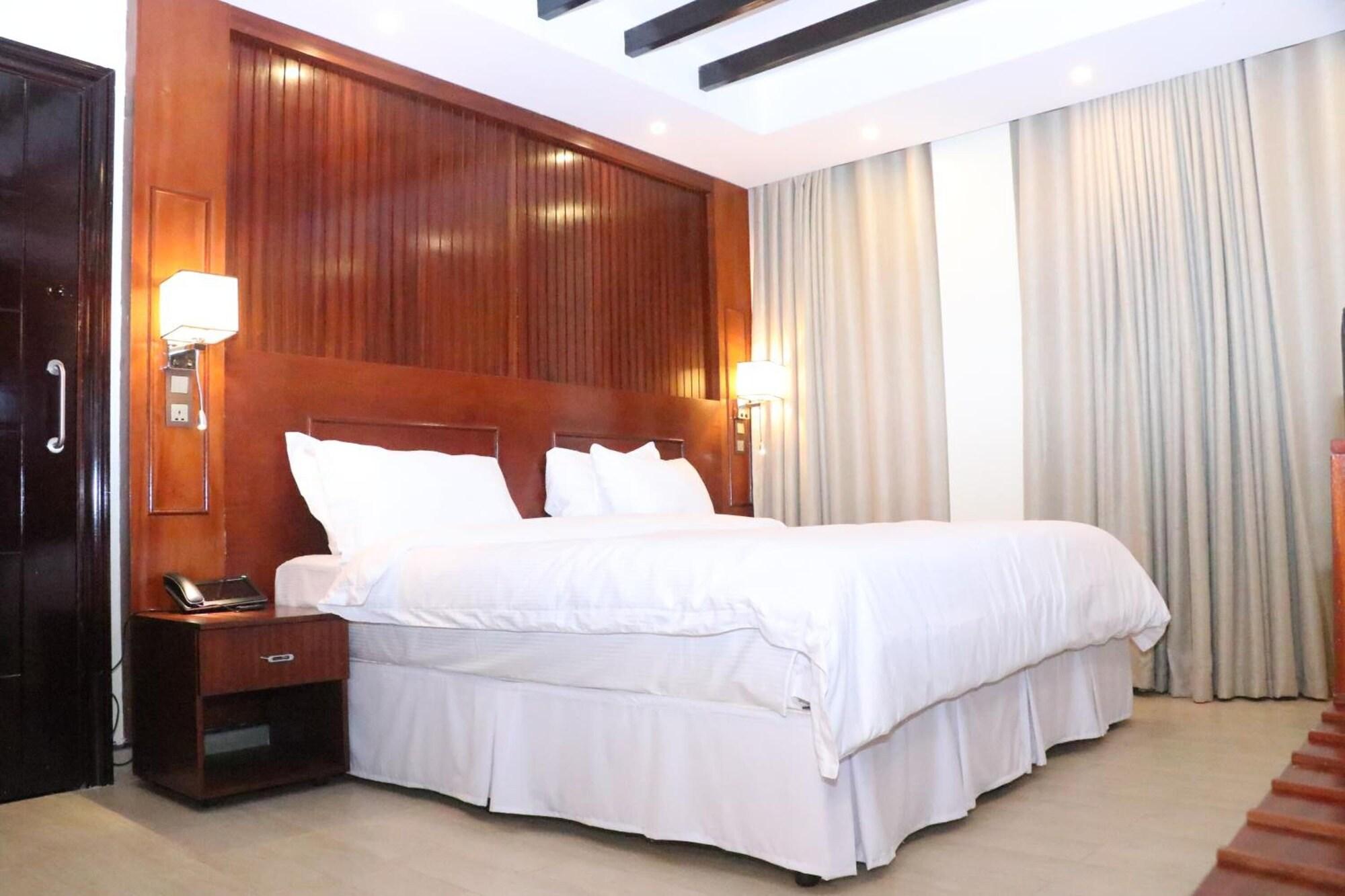 Фото Sainte Famille Hotel