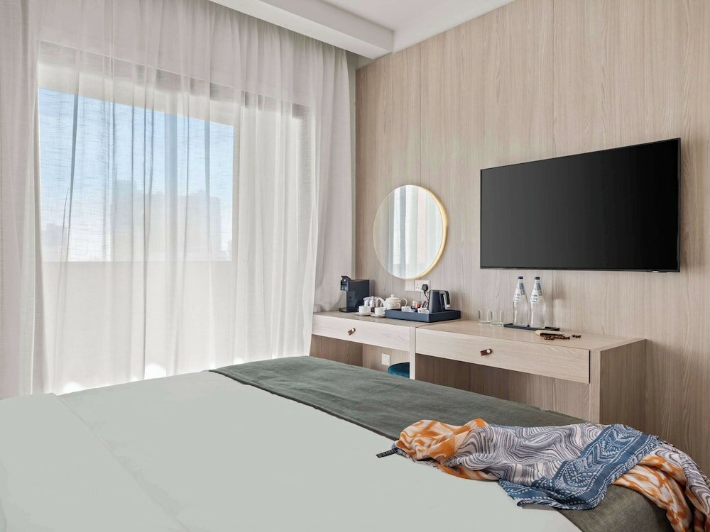 Фото Mercure Larnaca Finikoudes Beach