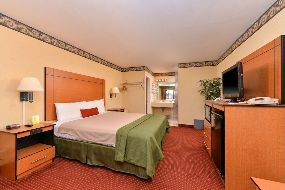 Фото Travelodge by Wyndham San Clemente Beach