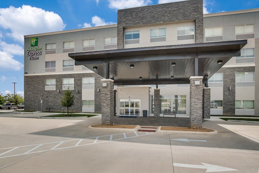 Фото Holiday Inn Express And Suites Denton South, an Ihg Hotel