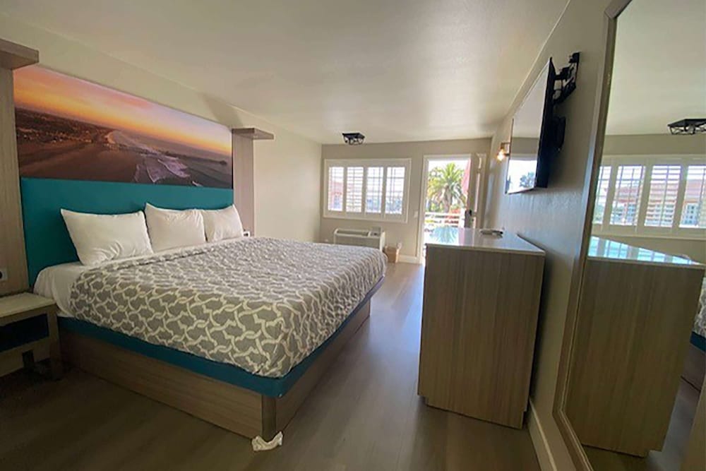 Фото Super 8 by Wyndham Oceanside Downtown