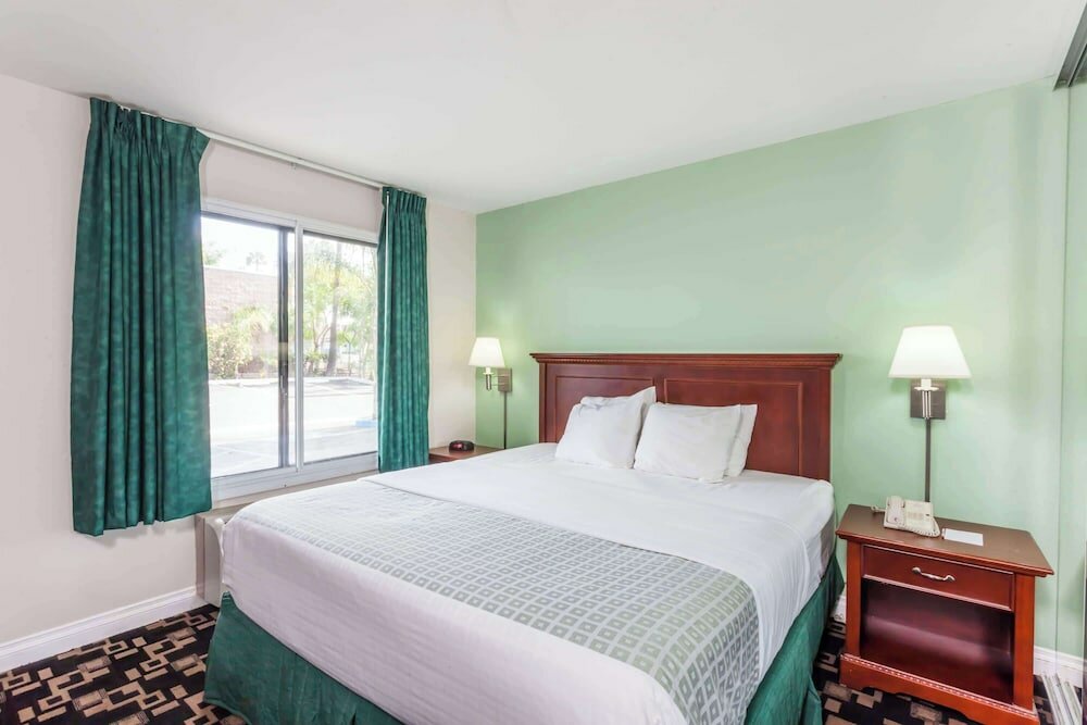Фото Ramada by Wyndham Oceanside