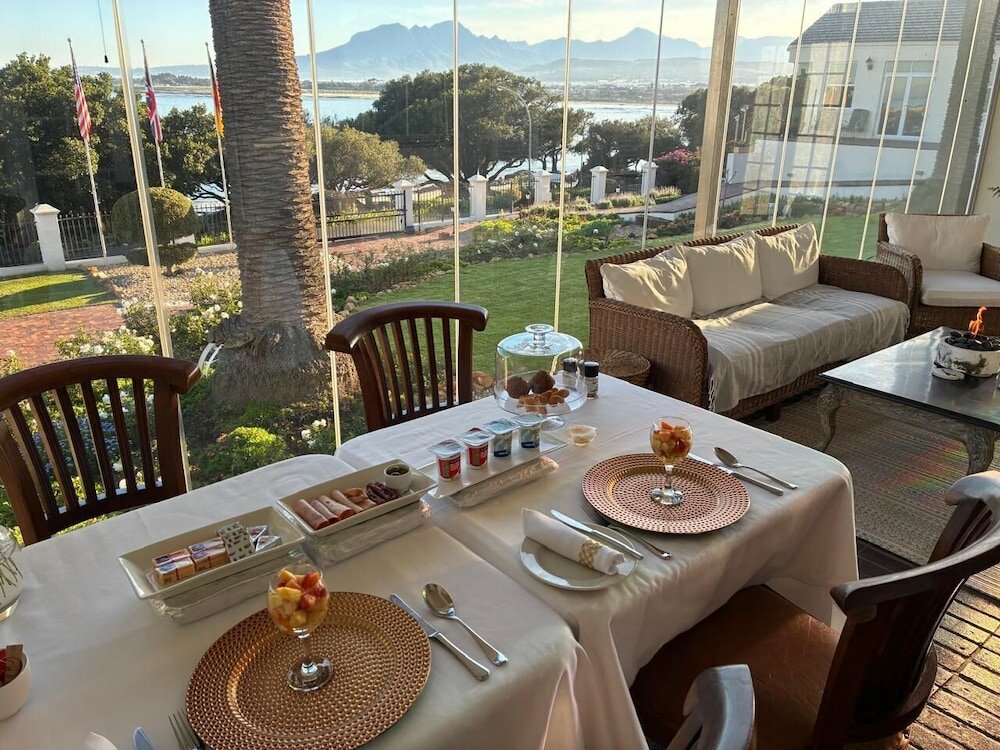 Фото Manor on the Bay