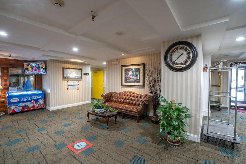 Фото Ambassador Inn & Suites
