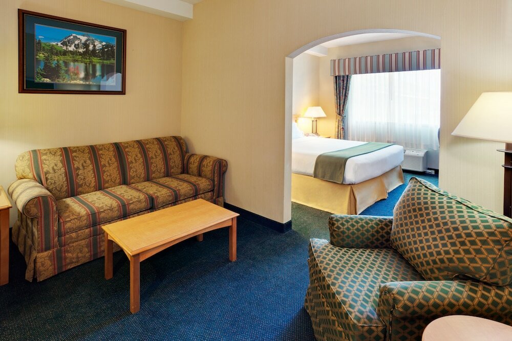 Фото Holiday Inn Express Hotel & Suites Watertown-Thousand Island, an Ihg Hotel