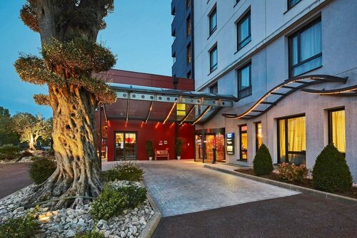 Гостиница Kyriad Prestige Lyon Est - Saint Priest Eurexpo Hotel And Spa в Сен-Приесте