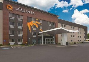 Гостиница La Quinta Inn & Suites by Wyndham Cleveland - Airport North