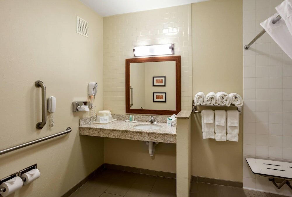 Фото Comfort Suites University