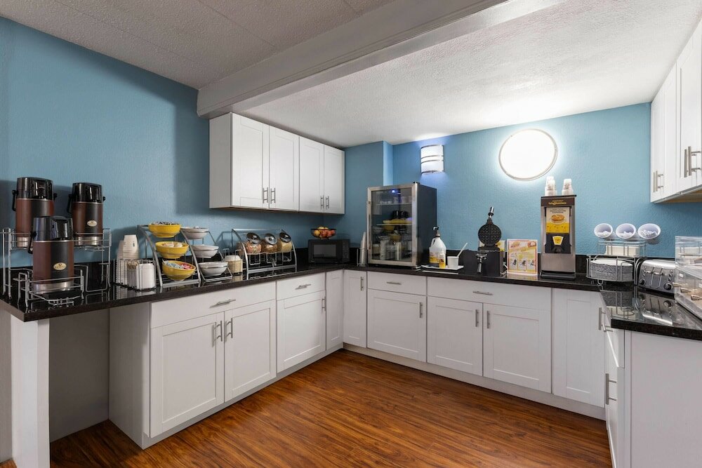 Фото Super 8 by Wyndham Charleston Wv