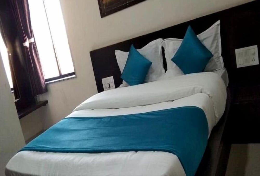 Фото Hotel Gayatri by Sky Stays