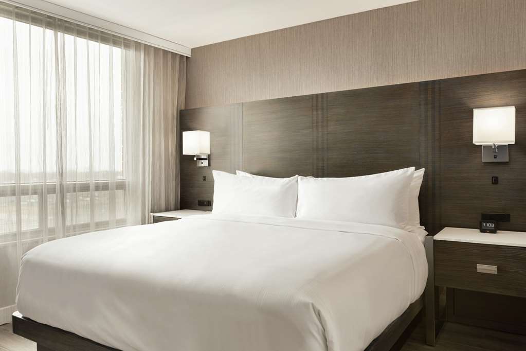 Фото Embassy Suites by Hilton Montreal Airport