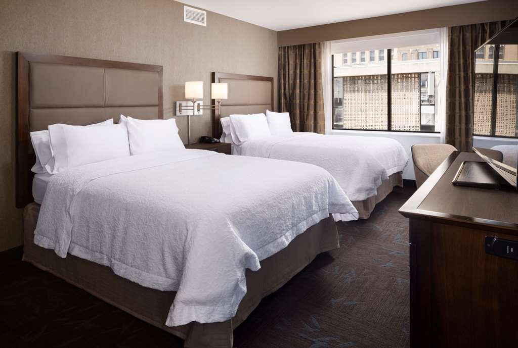Фото Hampton Inn & Suites Dallas Downtown