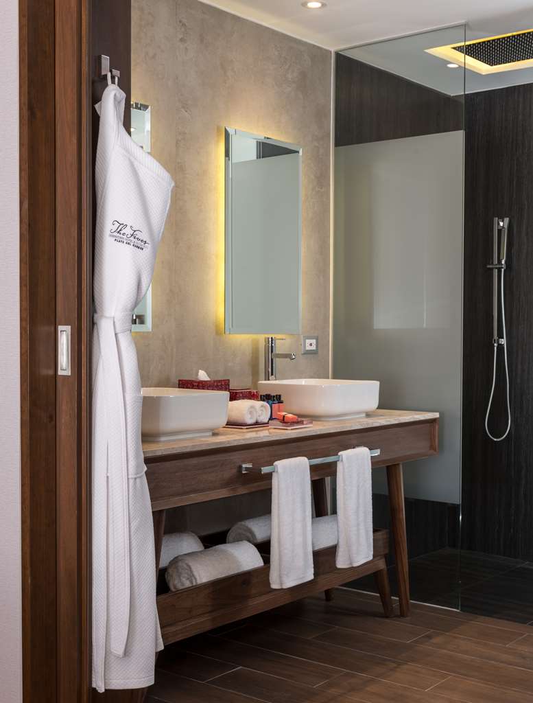 Фото Апартаменты The Fives Downtown Hotel & Residences, Curio Collection by Hilton