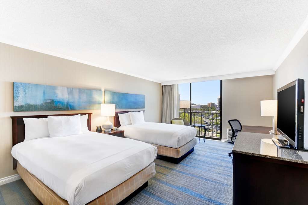 Фото Hilton Irvine Orange County Airport