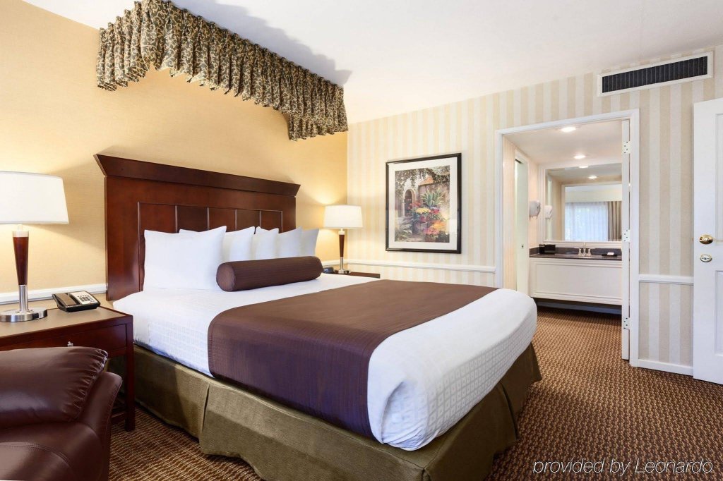 Фото Best Western Plus Carriage Inn