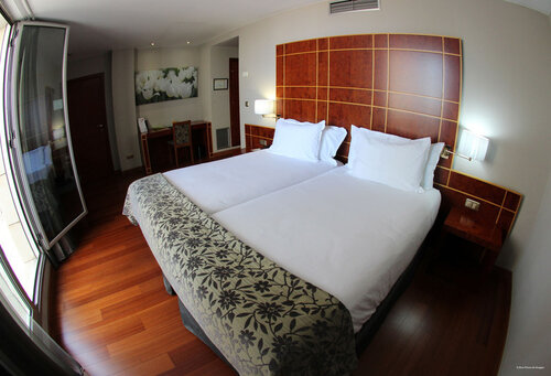 Внешний вид отеля Hotel Silken Reino de Aragón в Сарагосе, фото 3